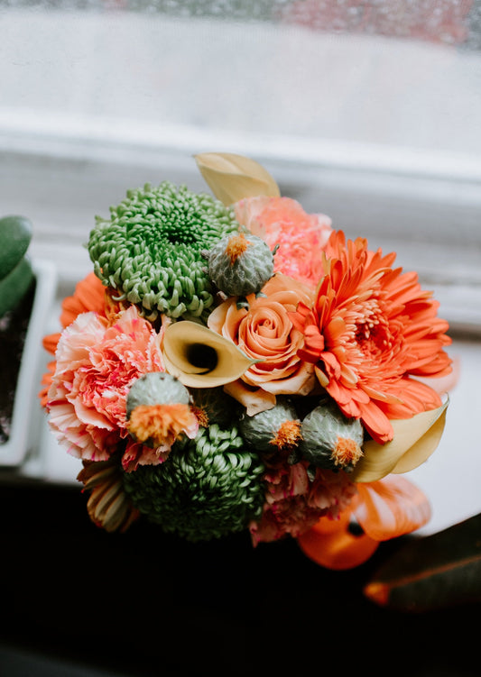 BOUQUET DANS LES TEINTES DE VERT, ORANGE & CORAIL