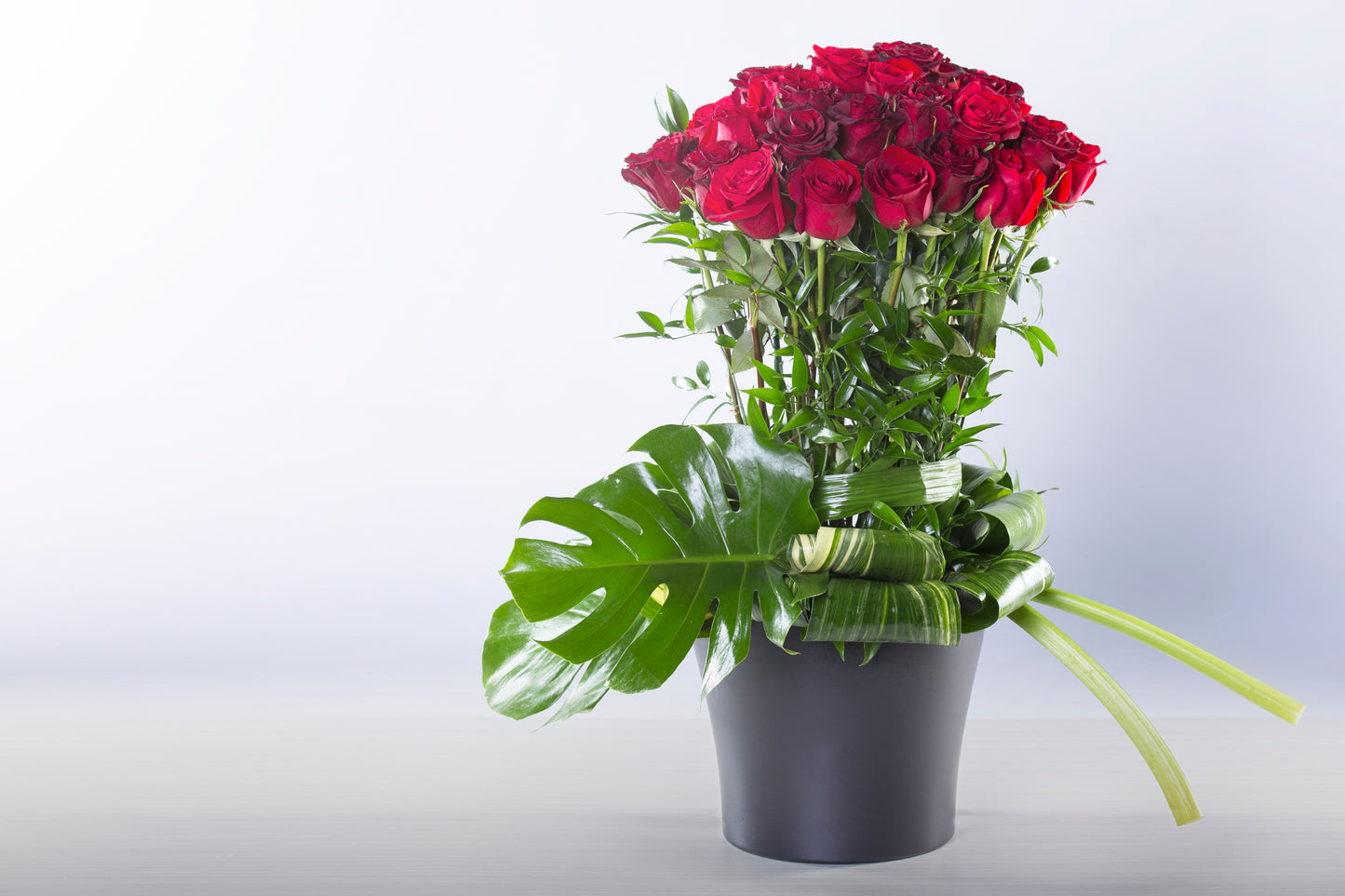 BOUQUET OF 24 ROSES & VASES